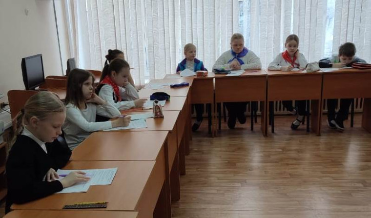 Школьные предметные олимпиады по математике и русскому языку.